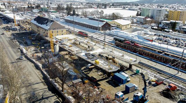 Am neuen Mobilitätszentrum am Lienzer Bahnhof wird in allen Bereichen gearbeitet.