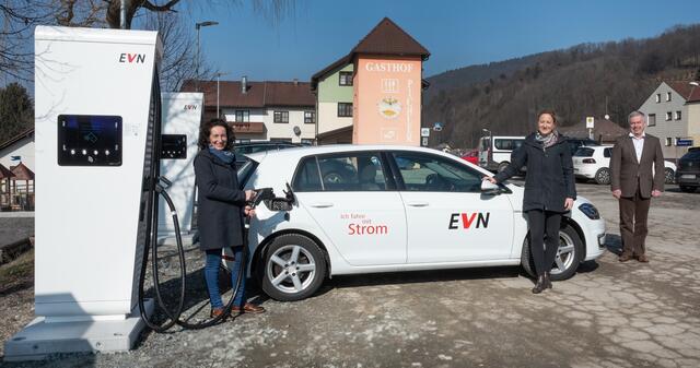 Scheiblingkirchens Landtagsabgeordnete Waltraud Ungersböck mit Ute Teufelberger (EVN E-Mobilitätsverantwortliche) und Grundbesitzer Peter Pichler. | Foto: EVN/Seebacher