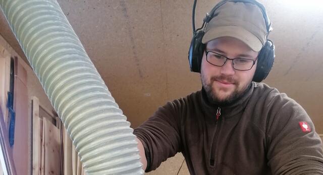 Jakob Müllner arbeitet gerne mit dem Rohstoff Holz.