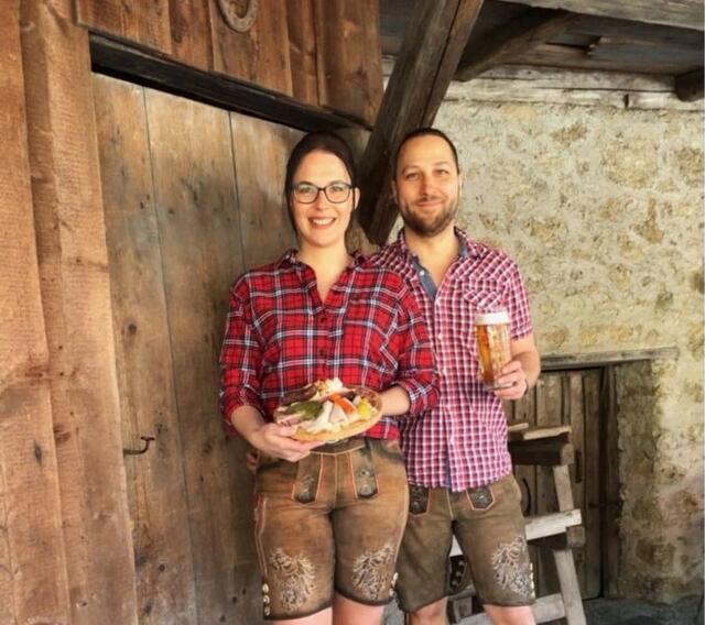 Die beiden Gastronomen Katrin Grünewald und Renè Gallmayer eröffnen das Mesnerhaus neu.  | Foto: KK
