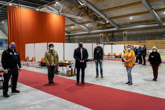 Rene Kerschbaumer (Notruf 144), LAbg. Michaela Hinterholzer, Bgm. Christian Haberhauer, Dr. Klaus Stadlbauer, Impfkoordinatorin Dr. Silvia Reisner-Reininger, Stadtamtsdirektorin und Bezirksstellenleiterin des Roten Kreuzes Beatrix Lehner.