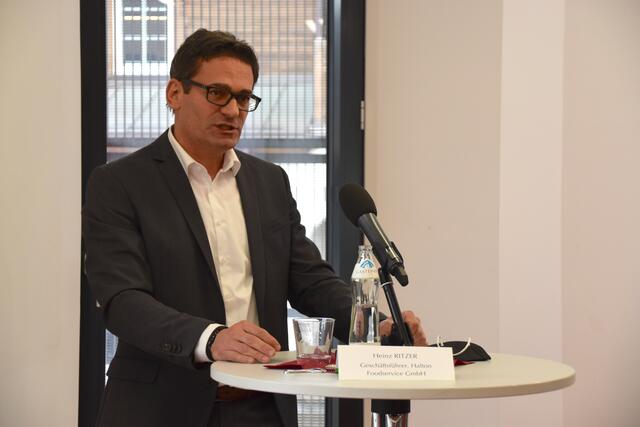 Heinz Ritzer, Geschäftsführer der Firma "Halton Foodservice GmbH" in Reit im Winkl berichtet von einer Art Zweiklassengesellschaft unter seinen Mitarbeitern – jene, die getestet sind und jene, die es nicht sind.