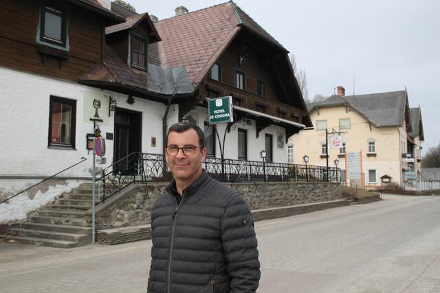 Bürgermeister Michael Gruber vorm Hotel St. Corona, das von Niederer &amp; Wessely saniert wird.