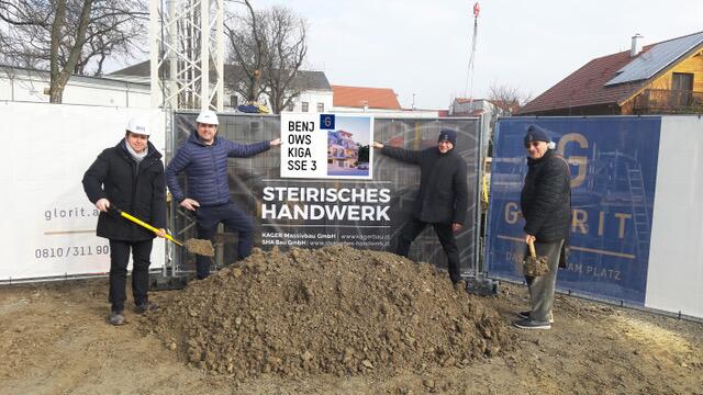 Spatenstich für neues Glorit-Projekt in Aspern: In der Benjowskigasse 3 entstehen insgesamt 16 Premium-Eigentumswohnungen, v.l.n.r: Christian Kalista (Glorit), Andreas Glatz (Steirisches Handwerk), Stefan Messar (Glorit), Werner Hackermüller (Architekt)