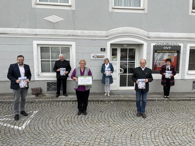 Landesgeschäftsführer Franz Ebner (li.) mit der Bezirksobfrau Hildegard Baumgartner-Pichelsberger (3.v.l.) sowie deren Stellvertreter Valerie Stinglmair (re.), Roswitha Schmidhuber (3.v.r.), Franz Henzinger (2.v.r.) und Ernst Eibl (2.v.l.). | Foto: oö Seniorenbund
