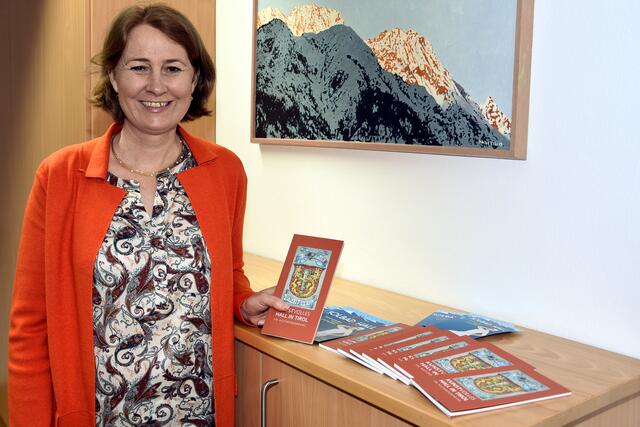 Claudia Ertl-Walder, die Leiterin des Kulturamtes, mit dem Bild „Bettelwurf“ von Walter Klier.