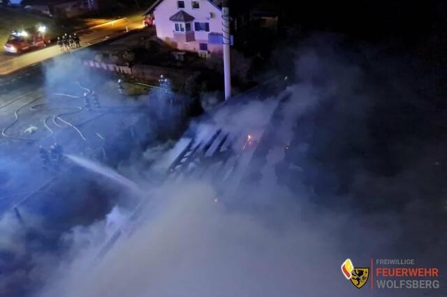 Kameraden von fünf Wehren waren letzte Nacht im Einsatz, eine Halle stand in Vollbrand.