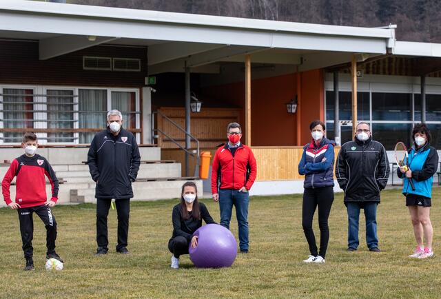 ASKÖ-Vorsitzender LAbg. Michael Lindner, stellvertretende Vorsitzende NRin Sabine Schatz, Vorstandsmitglieder Helmut Staudacher (ASKÖ Treffling), Roland Auböck (ASKÖ Katsdorf) mit Sportlern der ASKÖ Treffling