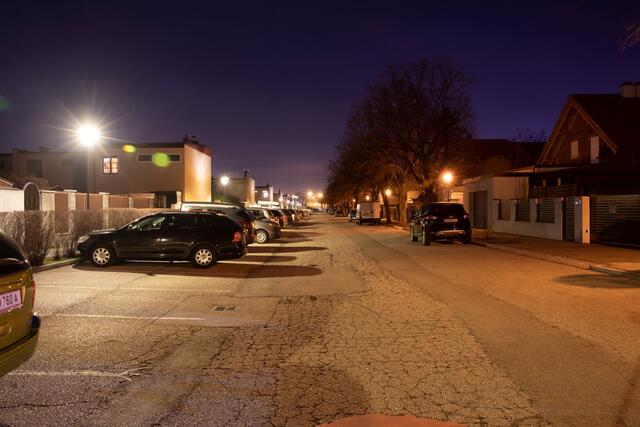 Situative Beleuchtung, die auf Passanten reagiert, geringer Verbrauch und weniger Lichtverschmutzung in Wiener Neudorf.