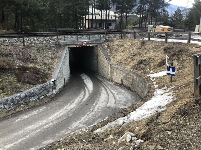 Wer hinter diesem Nadelöhr wohnt, braucht kleine Transportmöglichkeiten.