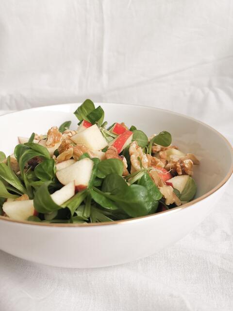 Der Vogerlsalat mit Äpfeln und Walnüssen ist mit einer Scheibe Vollkornbrot eine leichte, gesunde Mahlzeit. | Foto: Foodie-Therapy/M.Rohrmoser