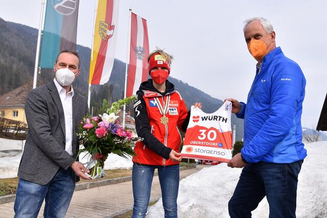 Empfangskomitee in der Heimatgemeinde: „Gold-Sophie“ mit Bürgermeister Hermann Jantschgi (rechts) und Vizebürgermeister Markus Salcher | Foto: Hans Jost