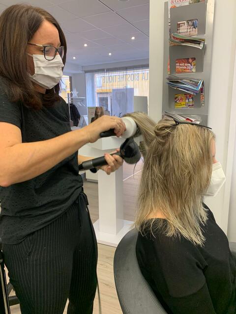 Friseurin Beate Lahmer bei der Arbeit.