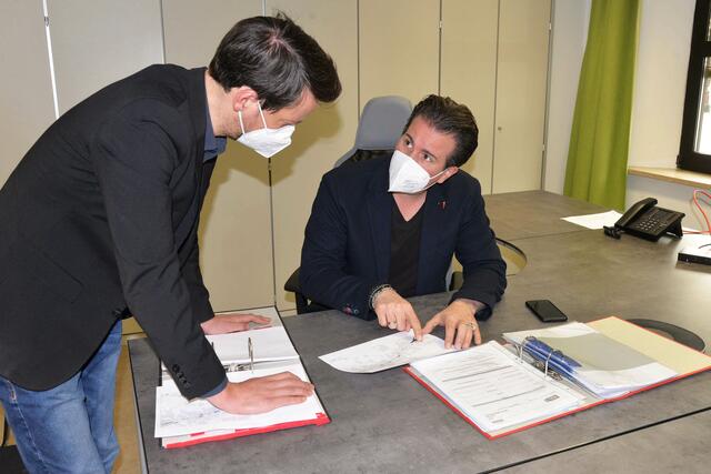 GV Alexander Schatz (r.) und Vize-Bgm. Christoph Walch arbeiten gemeinsam einen Maßnahmenkatalog für die Telfer Gastronomie aus.
