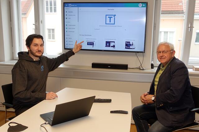 Bürgermeister Johann Hell lässt sich vom Entwickler Lukas Felbinger die neue Plattform erklären.