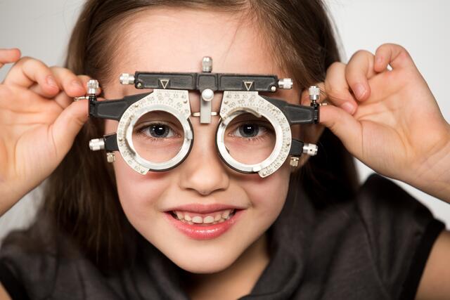 Eine Brille muss her: Lockdown und Homeschooling führen bei Kindern zunehmend zu Kurzsichtigkeit.