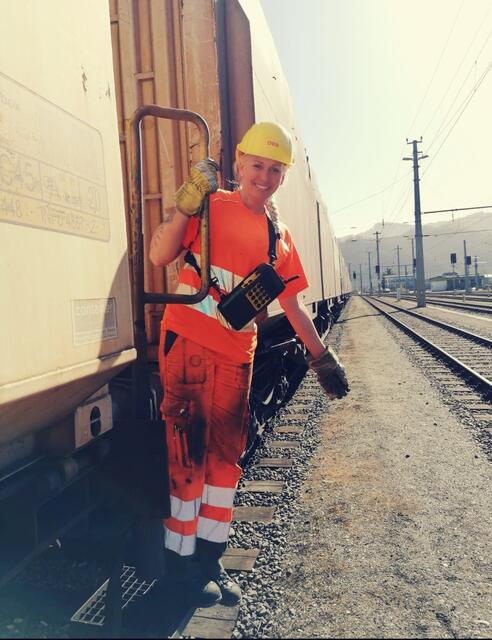 Julia Eicher ist vor zwei Jahren zu den ÖBB "umgestiegen". Sie schätzt die Teamarbeit und die Tätigkeit im Freien. | Foto: ÖBB
