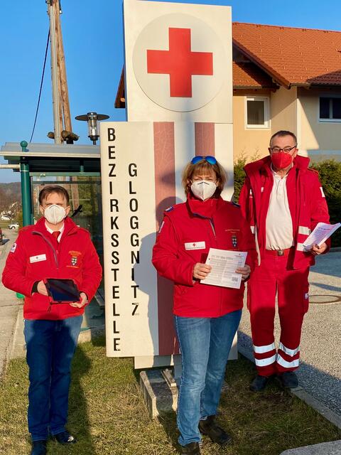 Bezirksstellenleiterin Dr. Patricia Windbrechtinger mit Bezirksstellengeschäftsführer Horst Willesberger (l.) und einem Mitarbeiter der Partnerfirma. | Foto: Rotes Kreuz