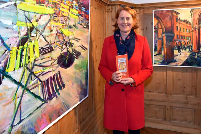 Claudia Ertl-Walder, die Leiterin des Kulturamtes, beim Besuch der Ausstellung von Harald Birklhuber in der Altstadt Galerie.