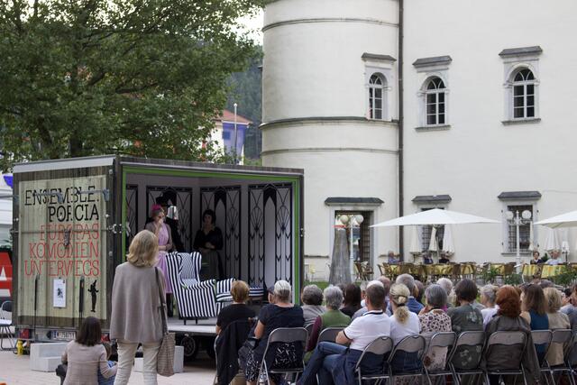 Auch diesen Sommer darf man sich auf den Theaterwagen des Ensemble Porcia freuen.