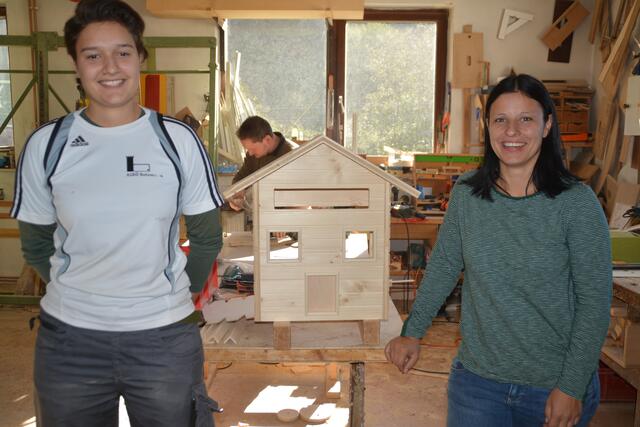 Tischler-Meisterin und Unternehmerin Nicole Fleck (r.) bildet auch Lehrlinge aus. | Foto: Michael Strini