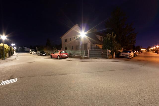Situative Beleuchtung, die auf Passanten reagiert, geringer Verbrauch und weniger Lichtverschmutzung in Wiener Neudorf.