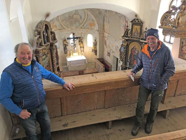 Hans Fuchs (ehemaliger Messner) und Peter Lerchner (Messner) in der Filialkirche St. Rupert, in der vor allem die Fresken von höchstem kunsthistorischem Wert sind.