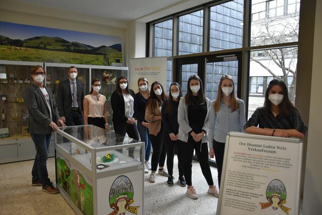 Team des "Hoamat Laden" und Bürgermeister Erwin Eggenreich. v.l.n.r. (Bürgermeister Erwin Eggenreich, Direktor Alfred Tieber, Doris Zottler, Katrin Flicker, Julia Fladischer, Sarina Paierl, Kerstin Orthofer, Michelle Ackerl, Kerstin Wiener, Katharina Rauter).