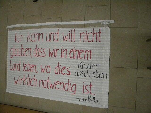 Der Orden der Tertiarschwestern Hall hatte kürzlich ein politisches Transparent an den Klostermauern befestigt. Das Plakat wurde von unbekannten Tätern über Nacht heruntergerissen.