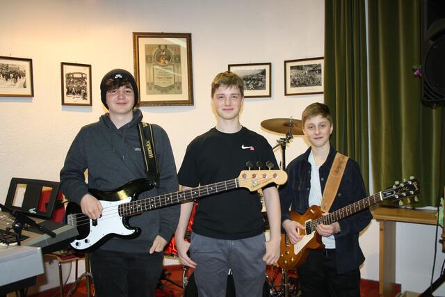 Die Mitglieder der Band AT, von links: Florian Haueis, Matteo Öttl und Fabio Öttl.