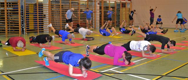 Publikumsmagnet: Funktionelles Krafttraining in der Halle beim Lauftreff