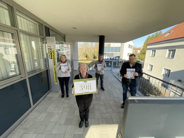 398 Mitglieder des Steyrer Seniorenbundes kämpfen für die Alterseinsamkeit: Landesgeschäftsführer Franz Ebner (r.) mit der Steyrer Bezirksobfrau Ursula Voglsam (vorne), ihrer Stellvertreterin Ilse Itzlinger (links hinten) und dem Jungseniorenvertreter Wolfgang Hack (rechts hinten.). | Foto: OÖ Seniorenbund