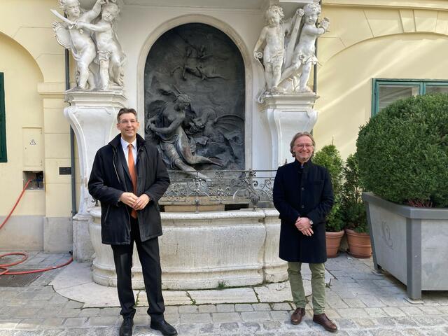 Markus Figl (ÖVP,l.) und Martin Fabisch (Grüne, r.) im Gespräche über eine zukünftige Zusammenarbeit bezirksübergreifender Themen.
