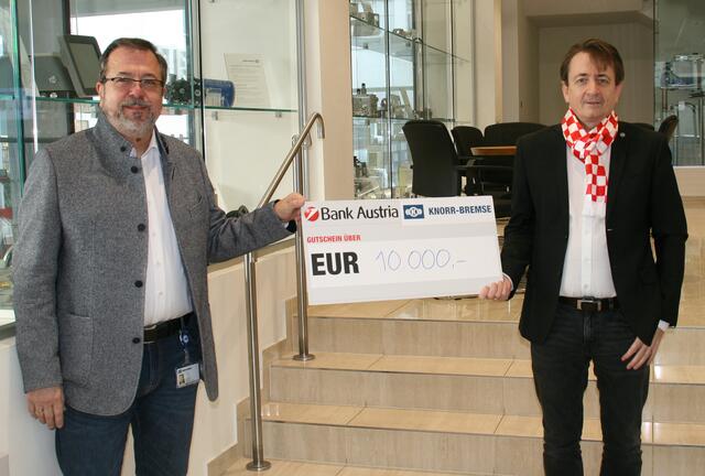 Knorr-Bremse Geschäftsführer DI Manfred Reisner und Ing. Ladislaus Kuralovics, Vertriebsleiter für Systeme für Nutzfahrzeuge: „Mit unserer Spende für den Wiederaufbau von Wohnhäusern bieten wir drei Familien eine neue Perspektive.“