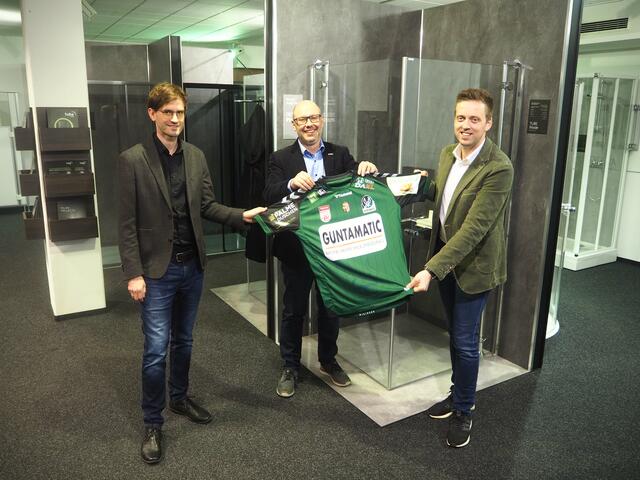 V. l.: Christoph Lang (Marketing-Leiter Palme), Alois Wimmeder (Prokurist/Vertriebsleitung Österreich Palme) und SVR-Präsidiumsmitglied Thomas Gahleitner. | Foto: SV Ried