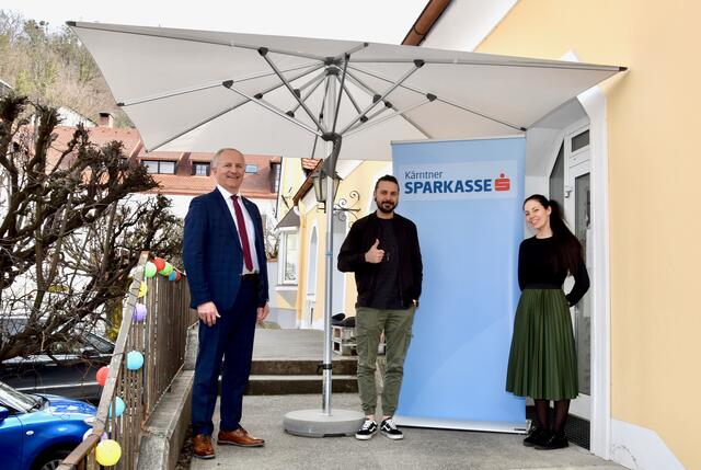 Georg Kohler, Geschäftsstellenleiter der Sparkasse Wolfsberg, mit Renè Murnig und Denise Mattausch von der Mobilen Jugendarbeit aspHALT