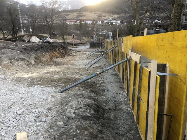 Während der Baumaßnahmen der Unterführungen dient ein ausgebauter Feldweg für die Bewohner von Riedegg als Zufahrtsstraße.