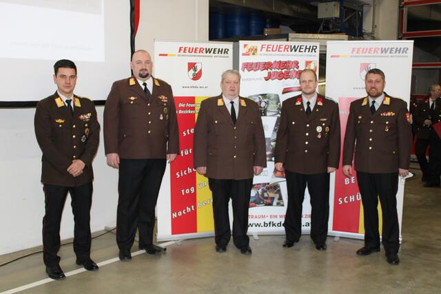 In Mattersburg wurde SBI Thomas Dienbauer (2.v.l.) mit 92,6 Prozent der Stimmen in seiner Position als Feuerwehrkommandant bestätgit. Sein Stellvertreter BM Stefan Geissler (2.v.r.) wurde ebenfalls mit 92,6 Prozent der Stimmen anerkannt.