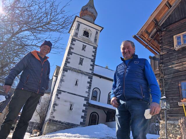 Peter Lerchner (Messner, li.) und Hans Fuchs (ehemaliger Messner) vor der Filialkirche St. Rupert – ein romanischer Sakralbau aus dem 11. beziehungsweise 12. Jahrhundert nach Christus.