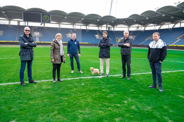 Vertreter der Bundesliga sowie der Vereine Sturm und GAK begutachteten mit Barbara Muhr (2.v.l.) die neuen Rasenabschnitte.  | Foto: MCG, Wiesner