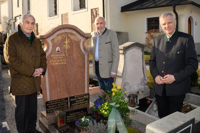 LR Bertl Göttl, LT-Vizepräs. Wolfgang Saliger, Bezirksobmann LAbg. Josef Schöchl am Grab von Friedrich Moser in Seekirchen.