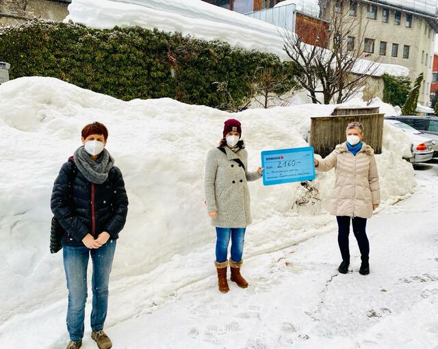 Brigitte Schieder u. Caroline Rainer vom Frauenzentrum mit Ulrike Wibmer vom Soroptimist Club Lienz (v.l.) bei der Scheckübergabe. | Foto: Frauenzentrum Osttirol