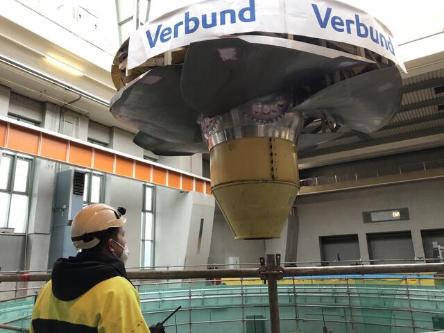 Ganz genau wird kontrolliert, dass die Turbine auch richtig sitzt.