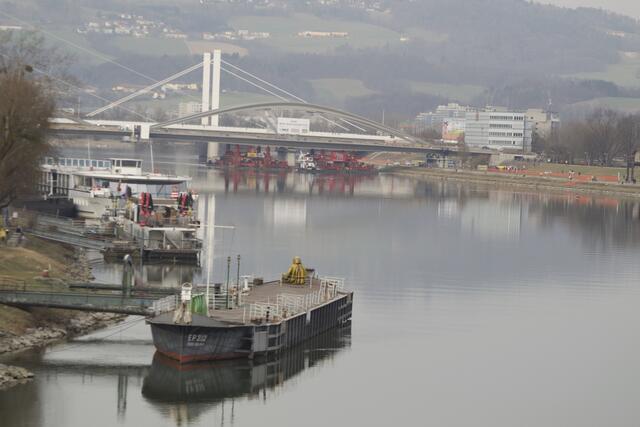 Linz hat seine dritte Donaubrücke wieder zurück. Nach dem Brückenschluss fehlt jetzt nur noch die Fahrbahn. | Foto: Baumgartner/BRS