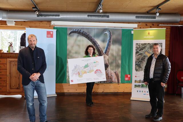 Gemeinsam mit dem Geschäftsführer des Naturpark Kaunergrat, Ernst Partl und dem Obmann des Naturparkvereins, Hans-Peter Bock freut sich Naturschutzlandesrätin LHStvin Ingrid Felipe über die Vergrößerung des Naturparks. | Foto: Siegele