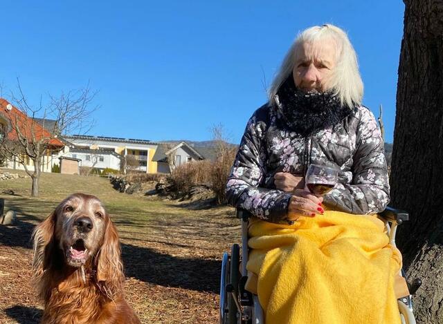 Bewohnerin Donata Joham genoss die frühlingshaften Temperaturen in der Sonne mit Hund Xena.