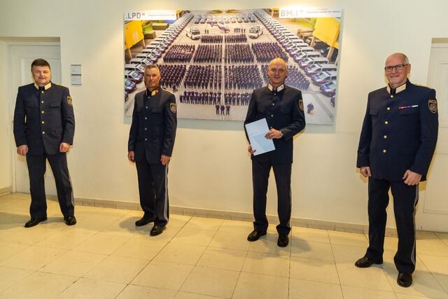 v.l.: Stv. Landespolizeidirektor GenMjr Johannes STROBL BA, Bezirkspolizeikommandant Obstlt Martin WALDNER,
KontrInsp Matthias HAAS und Landespolizeidirektor HR Dr. Edelbert KOHLER | Foto: Polizei