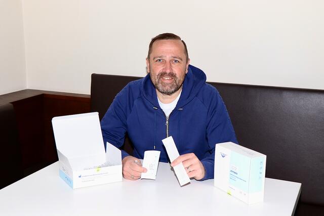 Walter Hochegger, Chef der Firma Hochegger Dächer, bietet den Mitarbeitern auf freiwilliger Basis Antigen-Coronaschnelltests an.