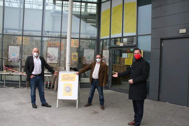 Bezirksvorsteher Marcus Franz (SPÖ), Obmann Roland Gmeiner und Edward Zögl von Felber (vr) vor dem Felber, der jetzt auch sonntags vormittags geöffnet hat.