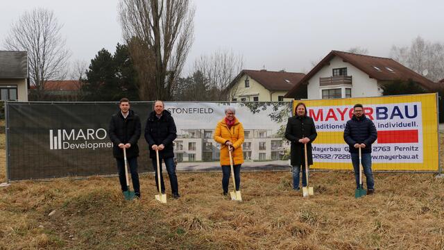 v.l.n.r. Manfred Rottensteiner jun., Manfred Rottensteiner sen. (beide MARO Development), Winzendorf-Muthmannsdorf Bürgermeisterin Ernestine Sochurek, Mayer Bau-GF Robert Klesl, Mayer Bau-Bauleiter Christian Steinbrecher.